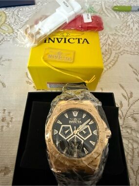 Invicta NIB Stainless Steel Museopath Men’s Watch with 2 additional bands